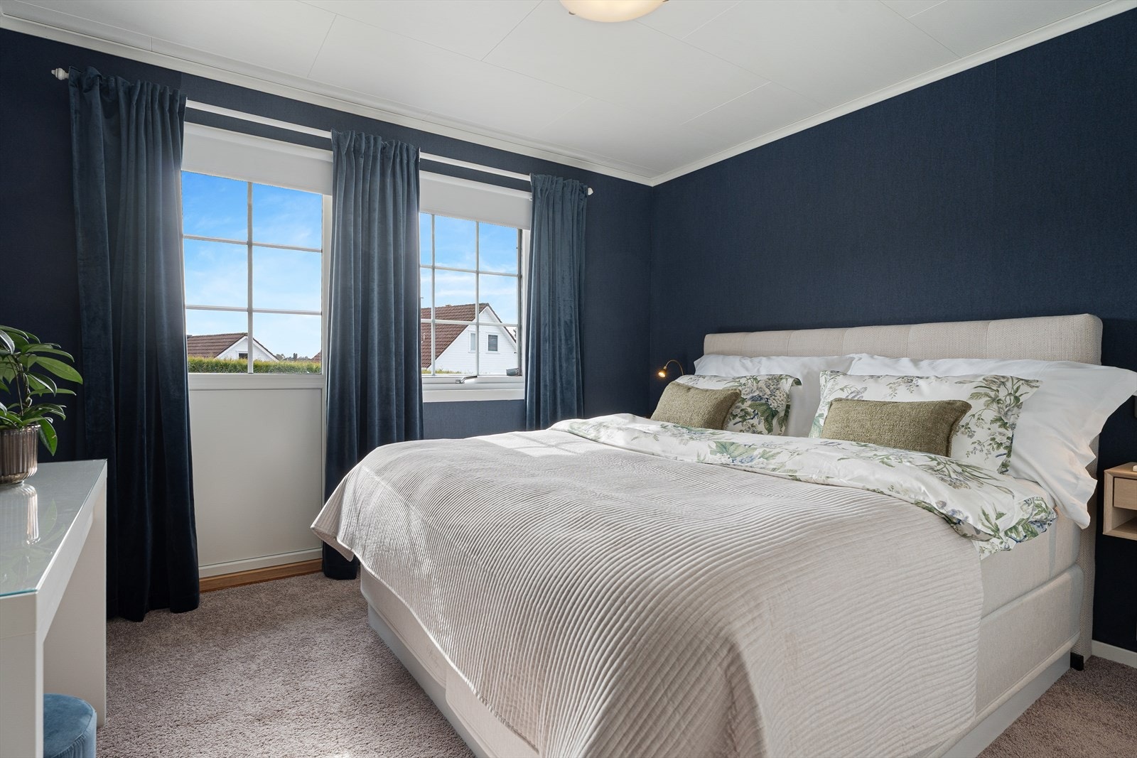 Boligen har totalt tre romslige soverom i 1. etasje - hovedsoverommet har også utgang til det hyggelige terrasseområdet Galleribilde