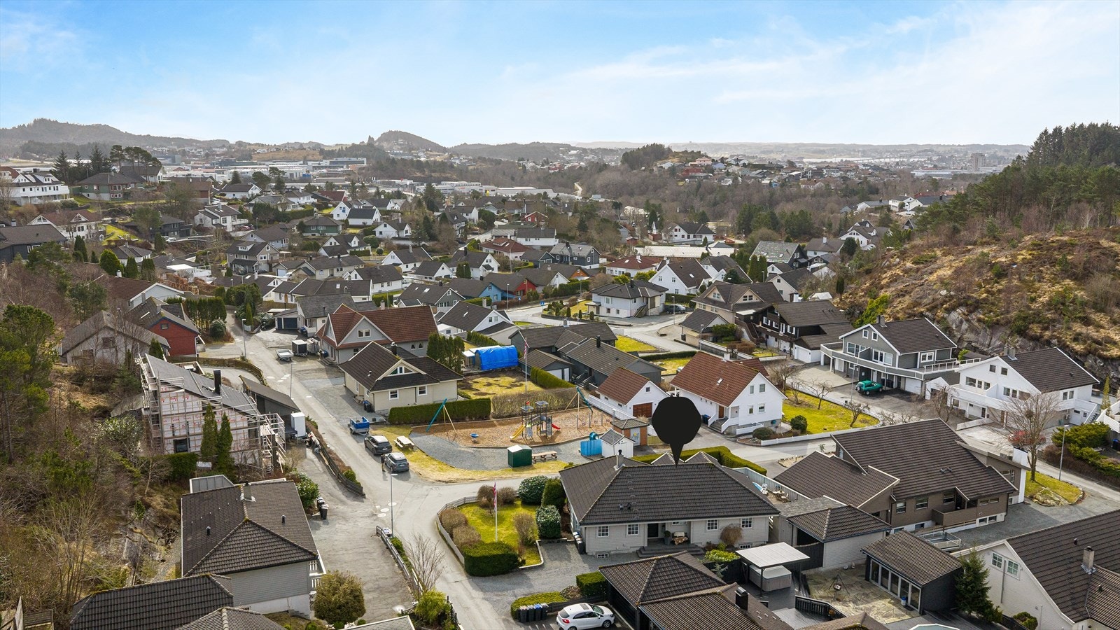 I gangavstand finnes både lekeplasser, barnehage og Brakahaug barneskole - området byr også på flotte turområder med adkomst fra boligfeltet mot Skåredalen, Byheiene og Vardafjellet Galleribilde