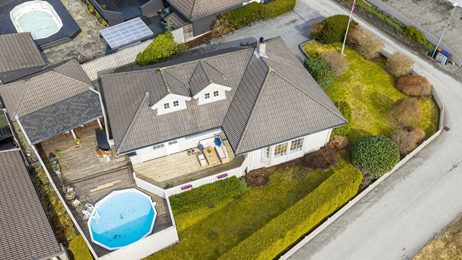 Eiendommen byr på herlige, solrike og usjenerte uteområder med tilhørende basseng Galleribilde