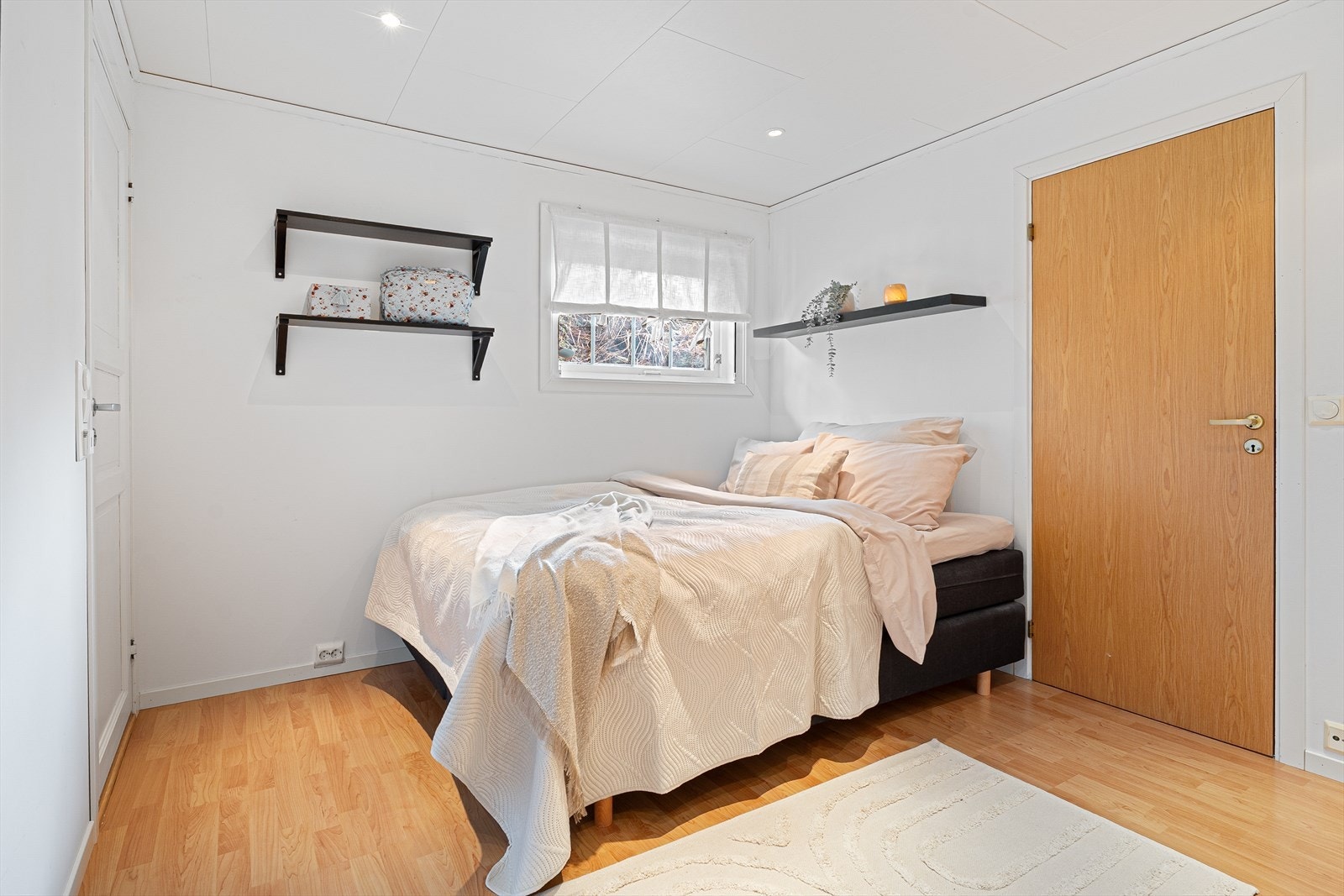 Lyst og pent soverom med god plass til dobbeltseng Galleribilde