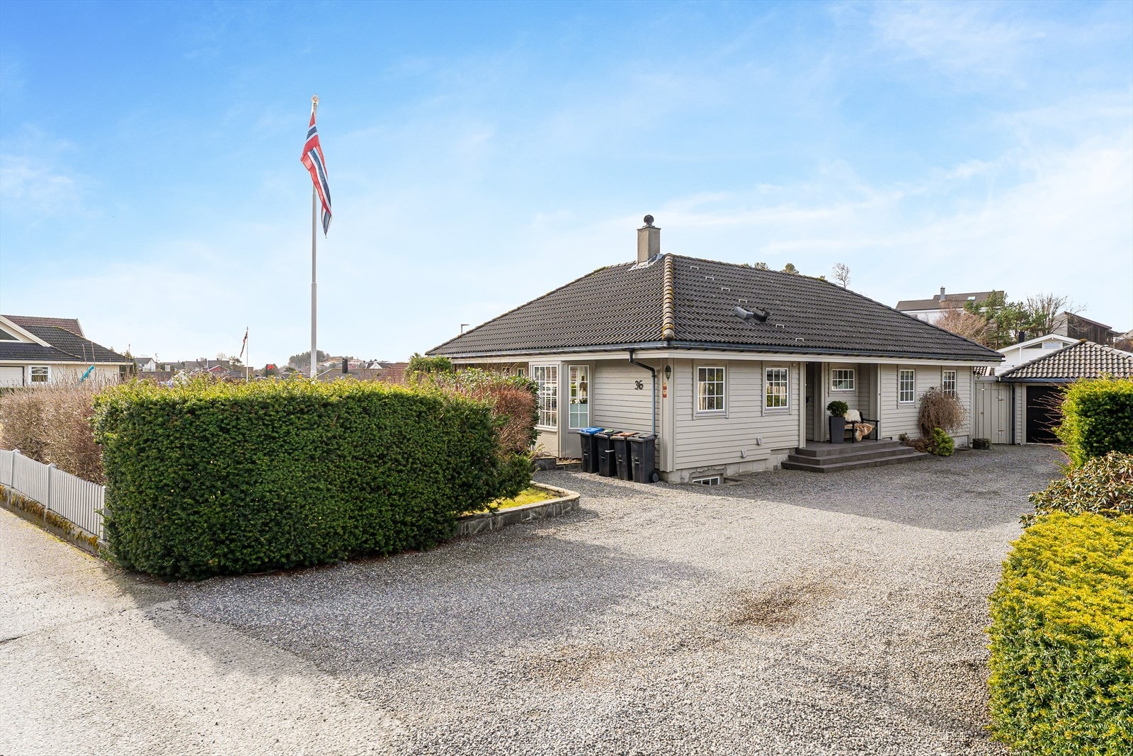 Eiendommen har rikelig med parkeringsmuligheter i stort, gruslagt gårdsrom Galleribilde