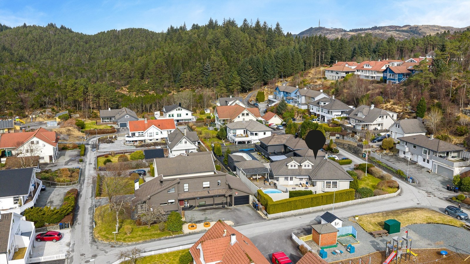 Boligen har en barnevennlig og attraktiv beliggenhet på Brakahaug - et veletablert og familievennlig boligfelt med barn og unge i alle aldersgrupper Galleribilde