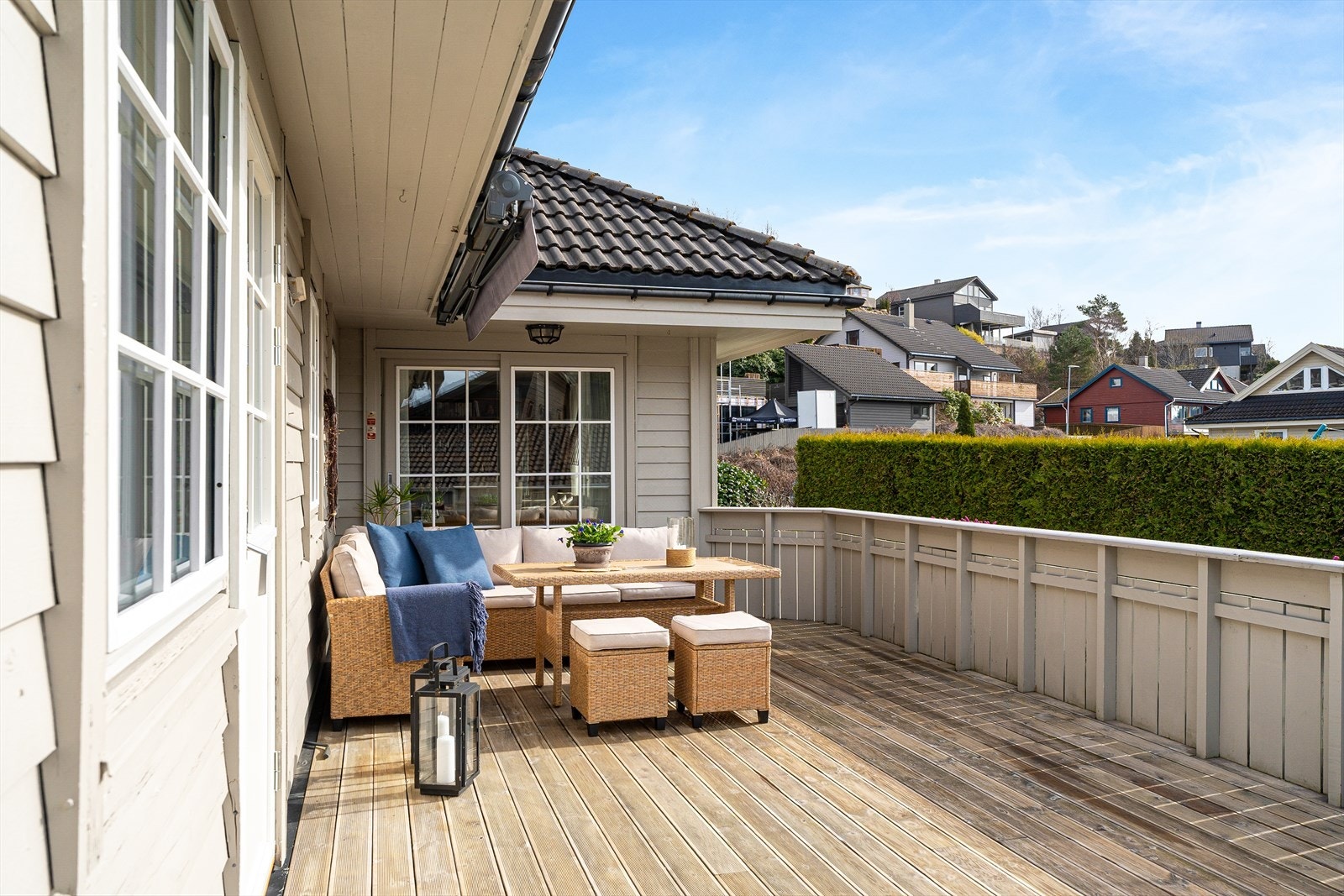 Det store terrassområdet byr på flotte solforhold Galleribilde