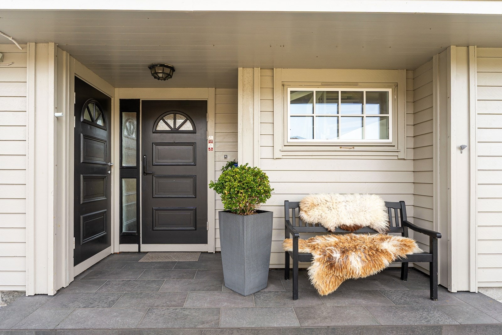 Pent, overbygget inngangsparti med fliser Galleribilde