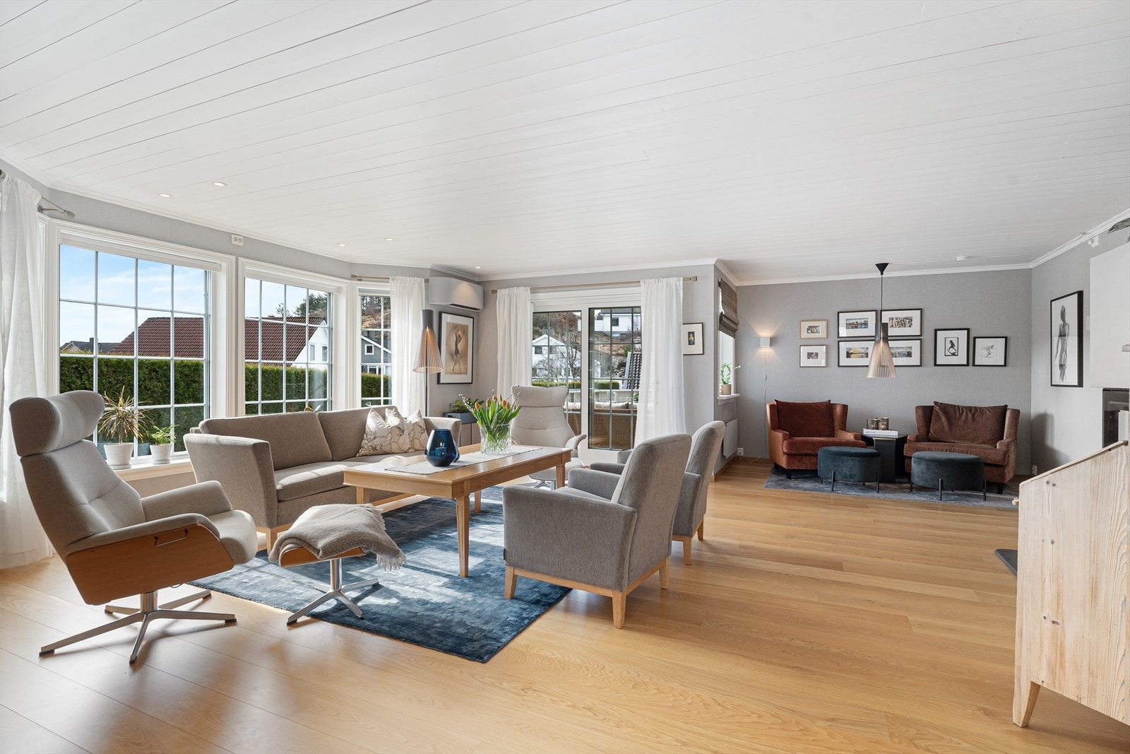 Boligen har en lys og luftig stue med god plass til flere sittegrupper Galleribilde