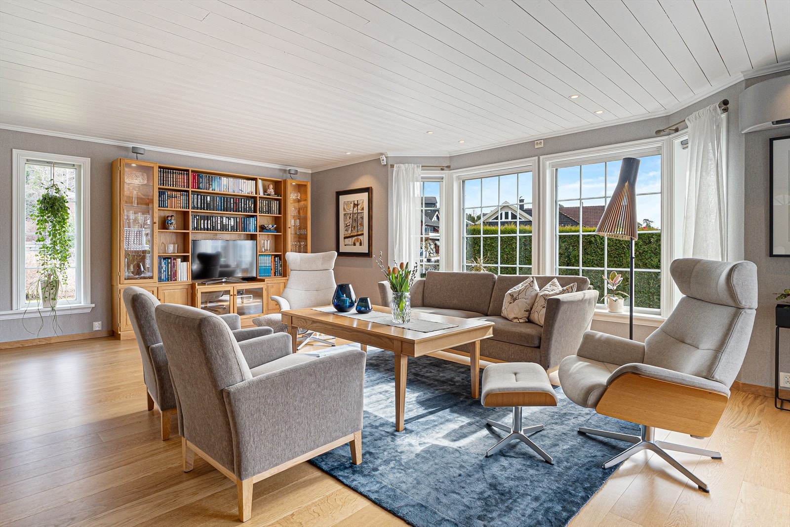 Store vinduer sørger for masse naturlig lysinnslipp Galleribilde