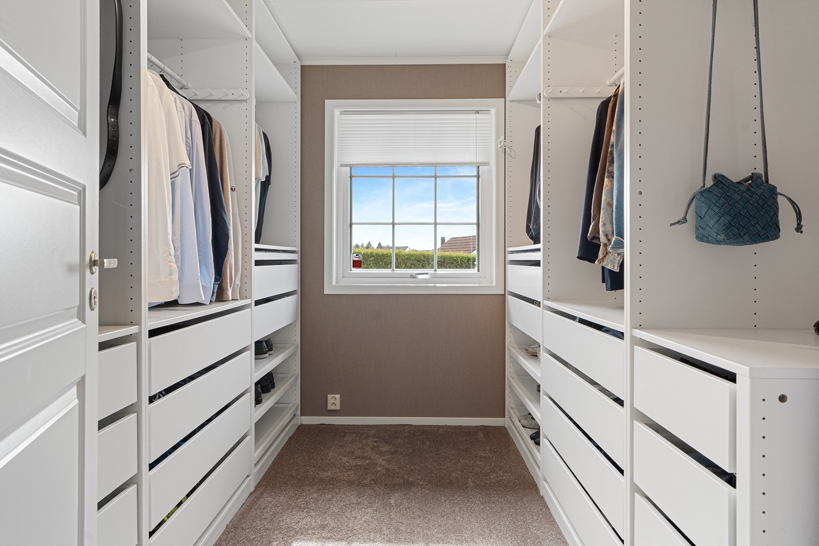 Soverom nr. 3 er i dag innredet som garderoberom med masse oppbevaringsplass Galleribilde