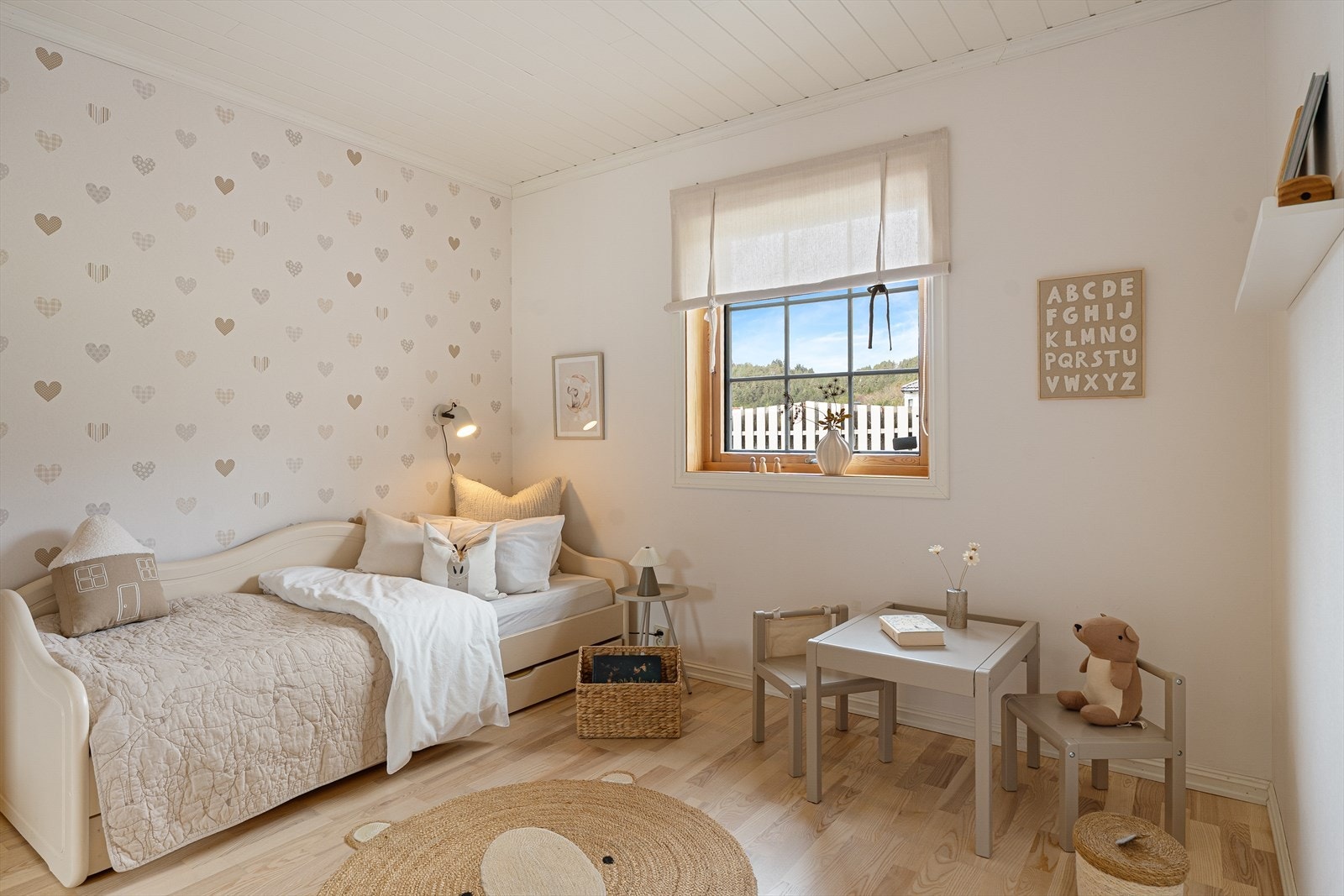 Soverom nr. 2 passer ypperlig som barnerom eller gjesterom - alt etter ønske og behov Galleribilde