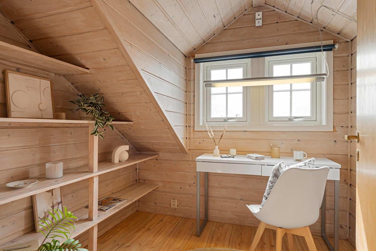 I etasjen er det også et praktisk kontor av god størrelse - ypperlig for deg som vil jobbe hjemmefra! Galleribilde