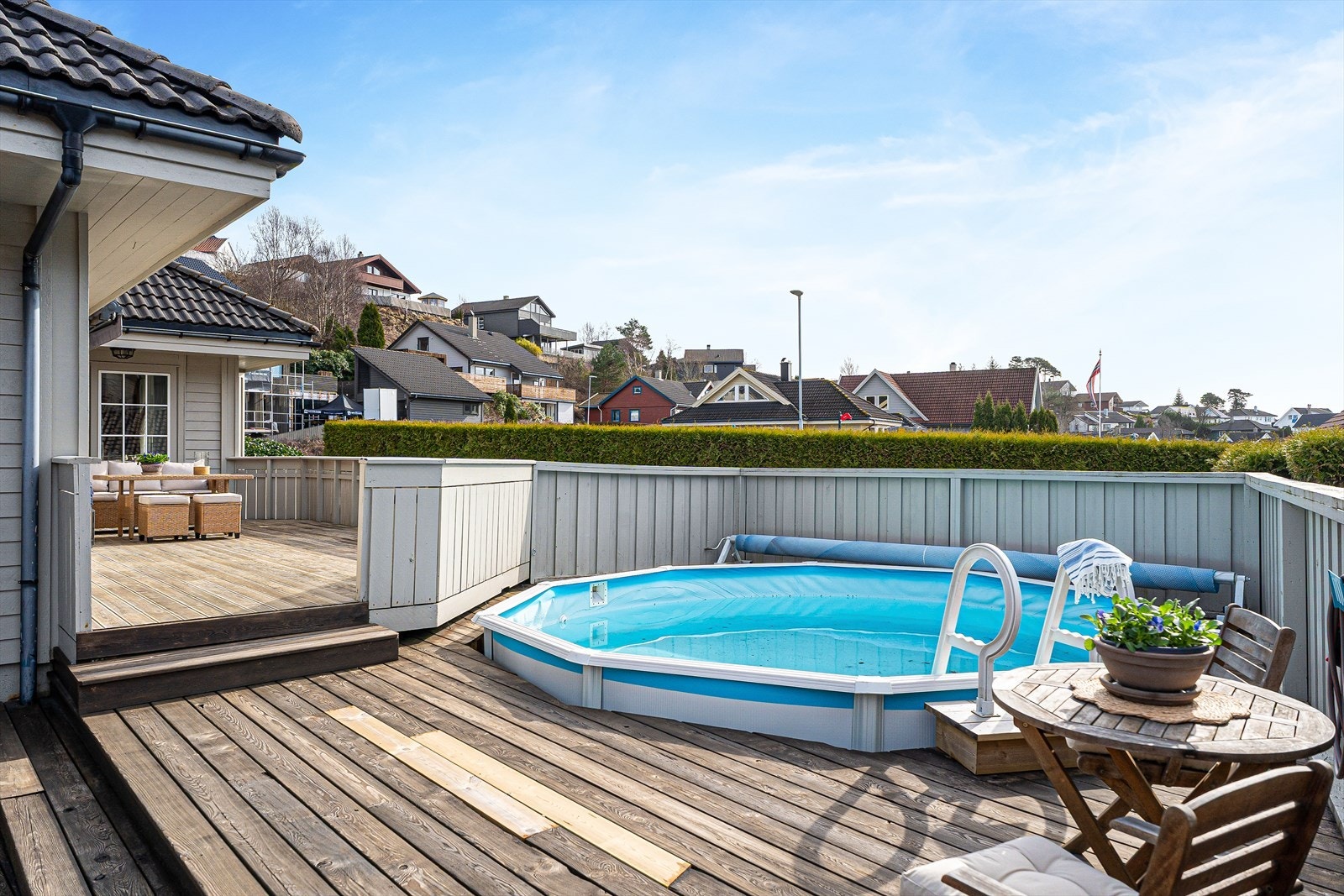 Bassenget ble fornyet i 2024 og luft-til-vann varmepumpe ble fornyet i 2025 Galleribilde