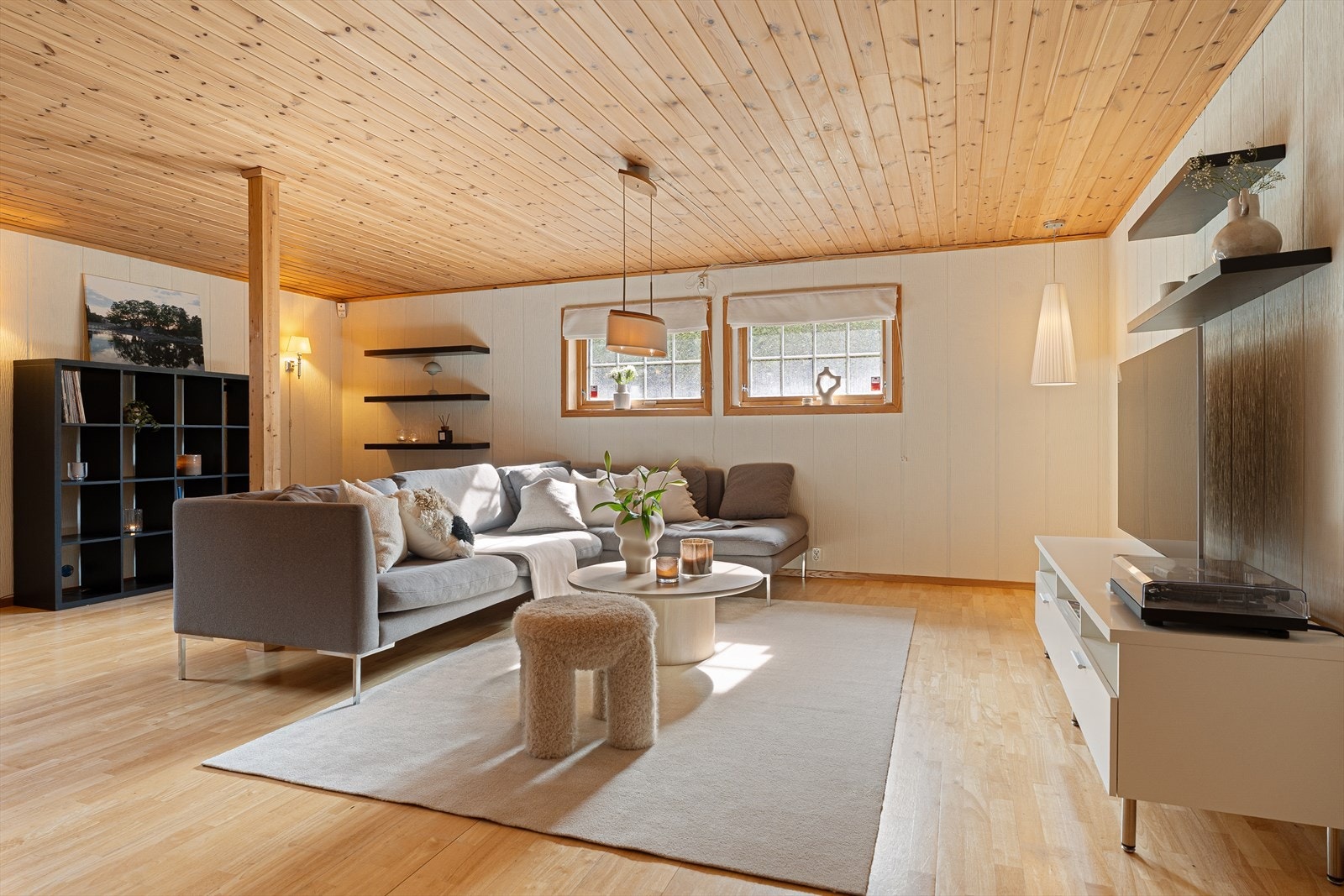 Den store kjellerstuen har god plass til det du måtte ønske av møblement - et rom barna i huset garantert vil sette pris på! Galleribilde