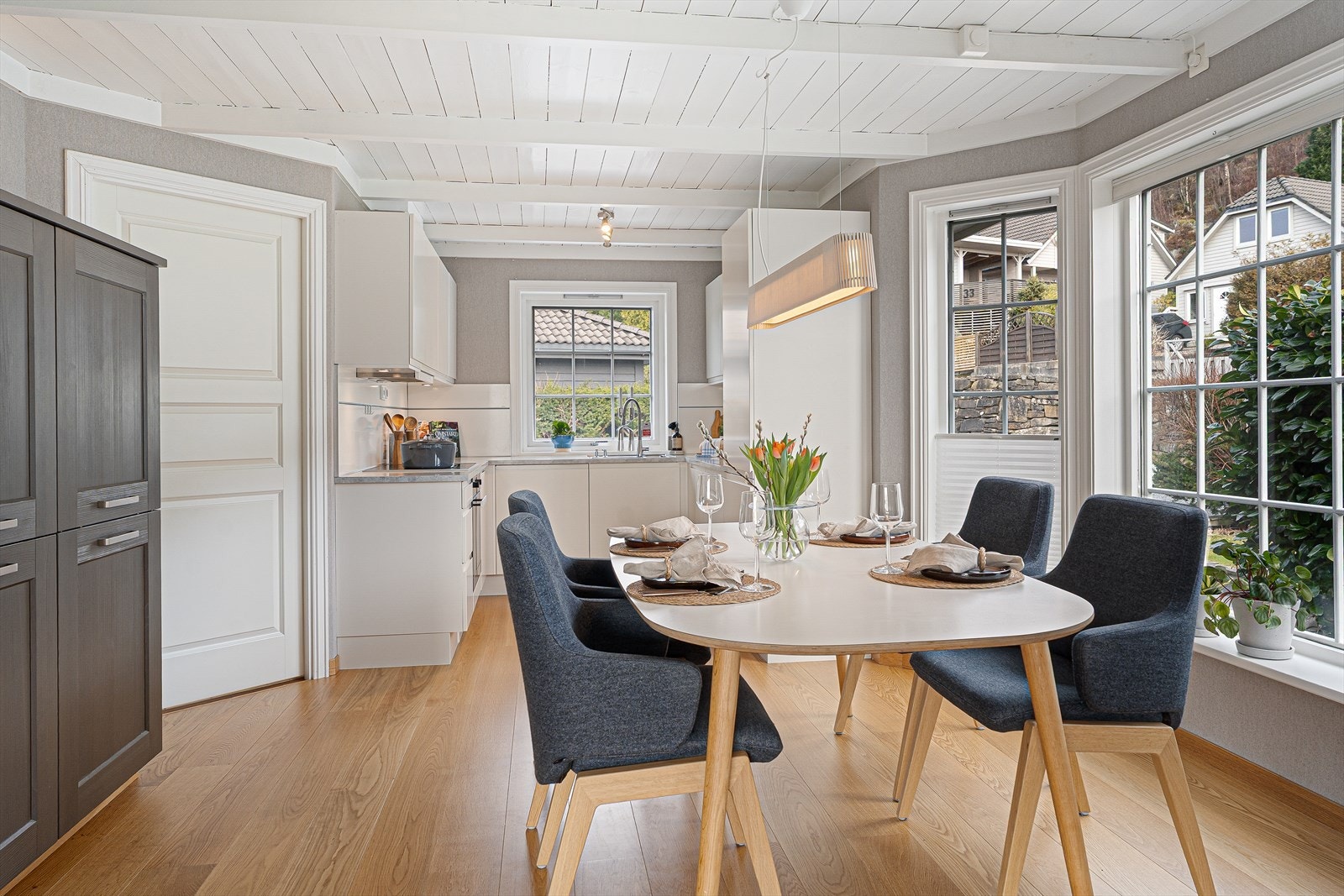 Boligen har et stort og flott kjøkken med god plass til spisebord Galleribilde