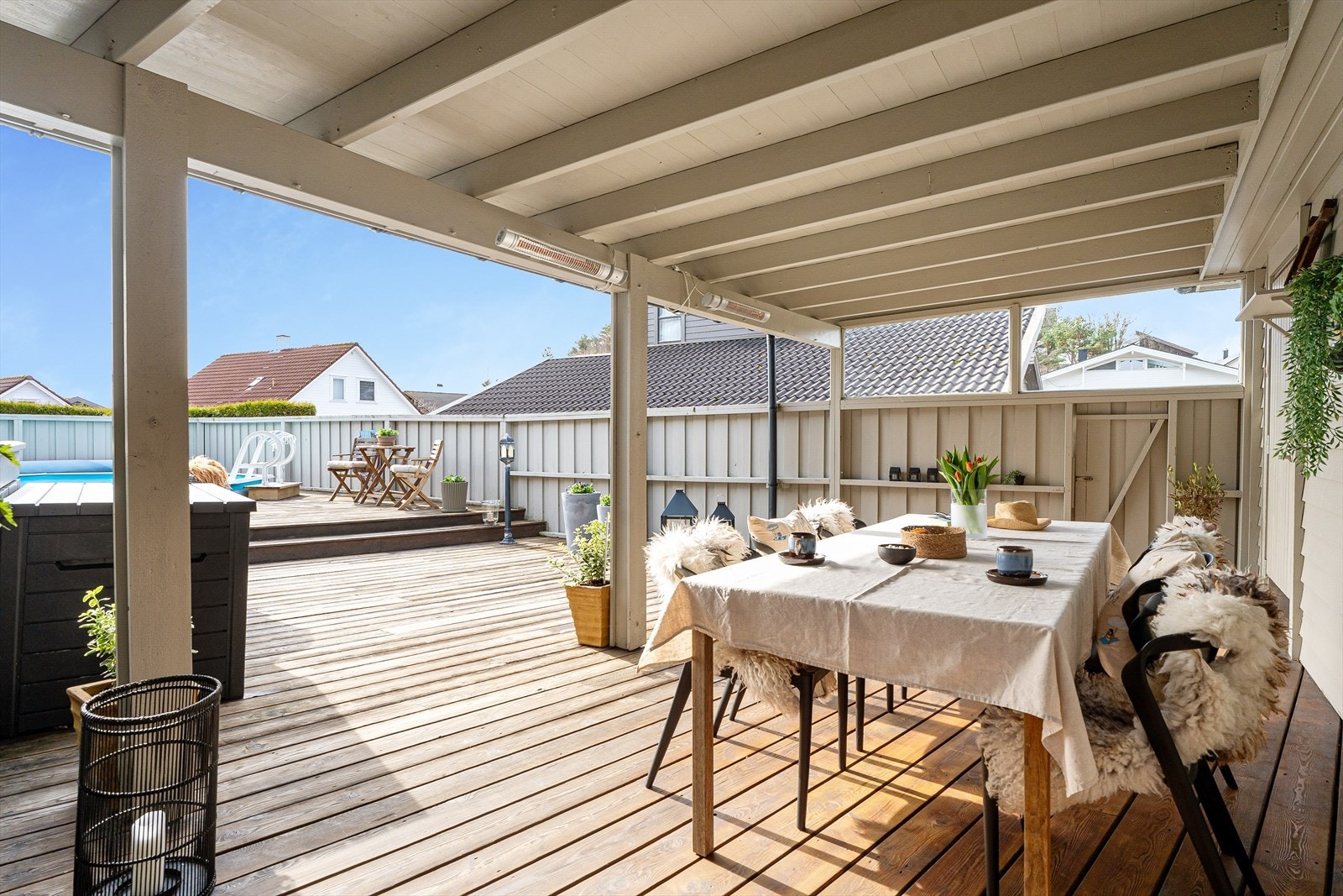 Det herlige terrasseområdet har god plass til ønsket utemøblement Galleribilde