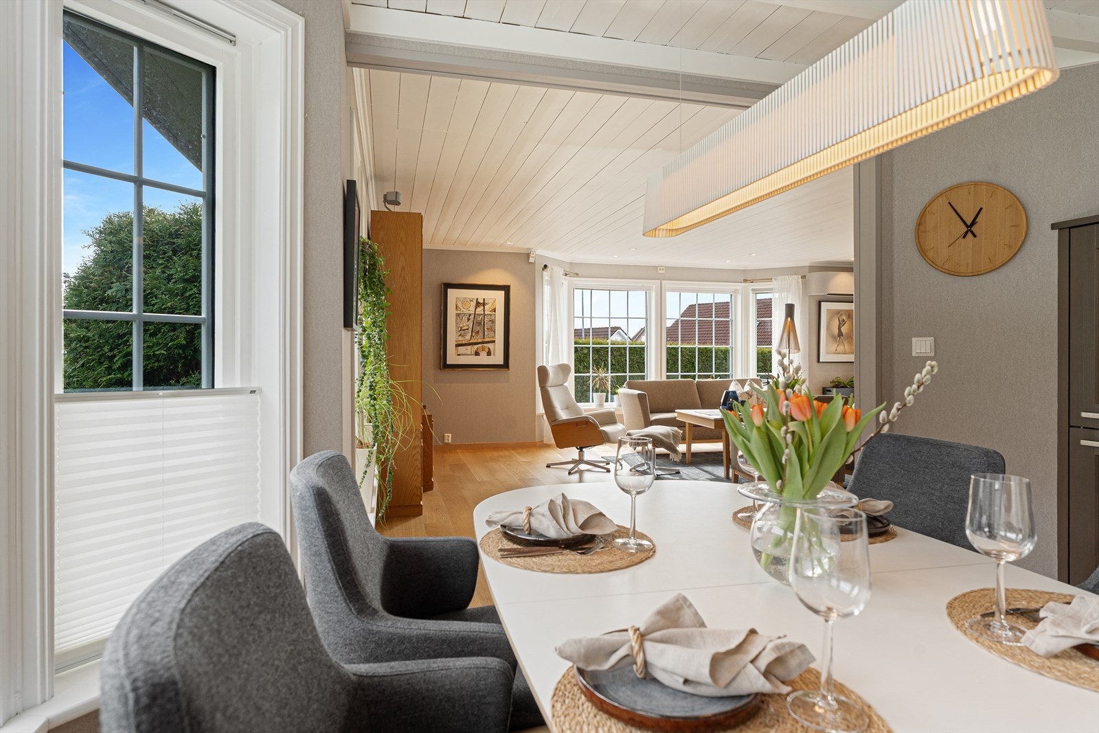 Kjøkkenet har en åpne løsning mot stuen - et sosialt og hyggelig allrom! Galleribilde