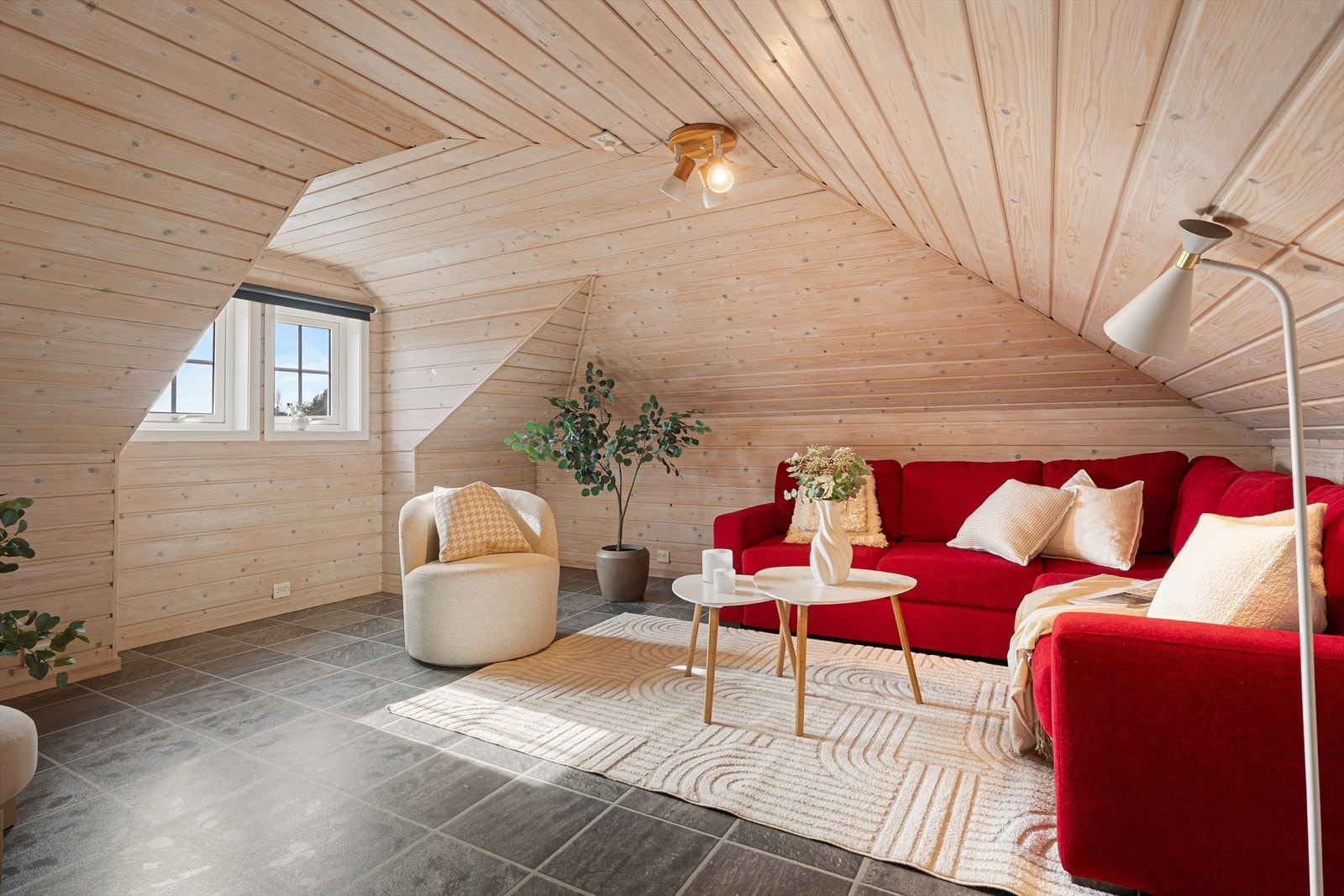 I loftsetasjen finner du en koselig loftstue med god plass til sofagruppe og tv-møblement Galleribilde