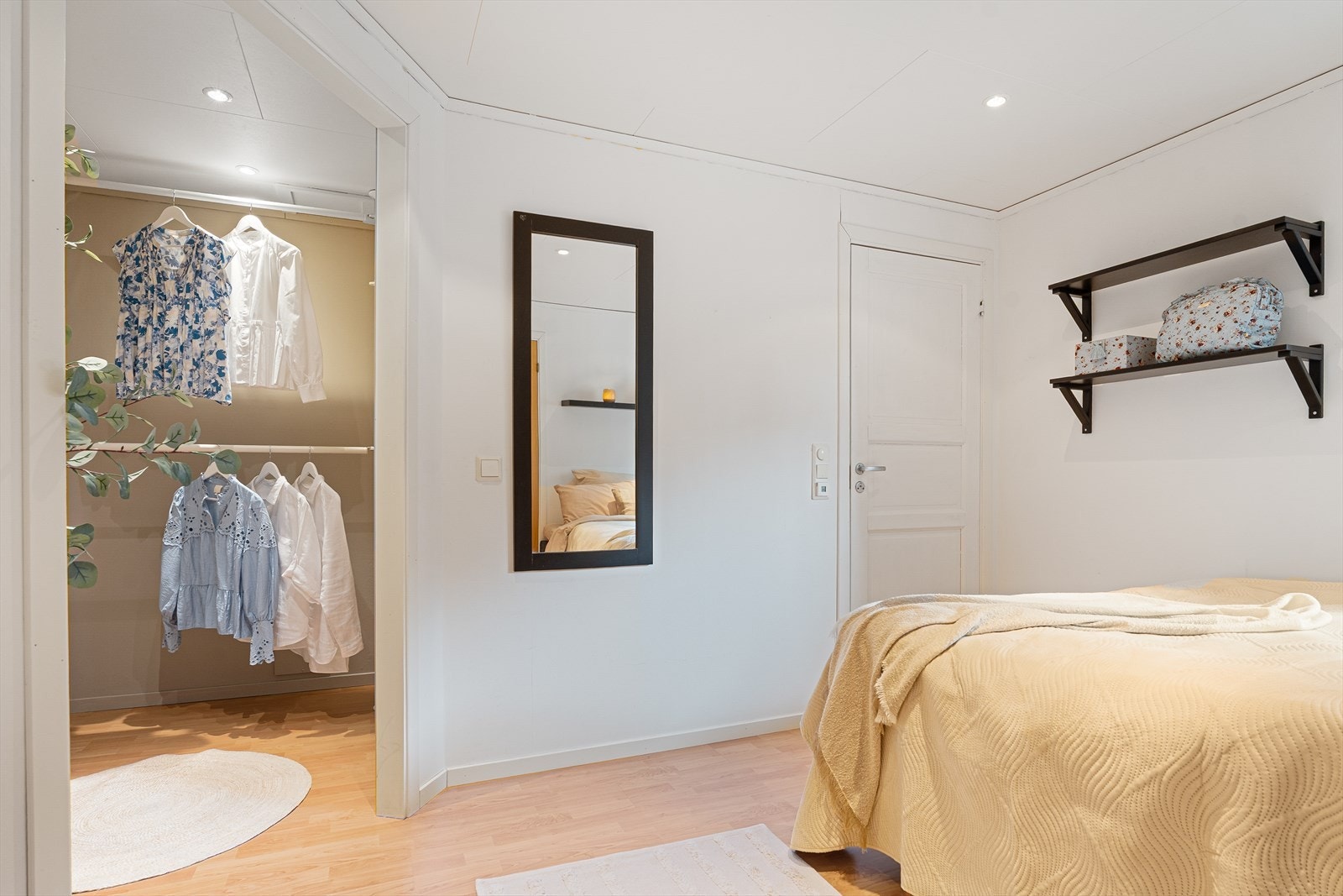 Soverommet har adkomst til egen garderobe samt privat bad Galleribilde