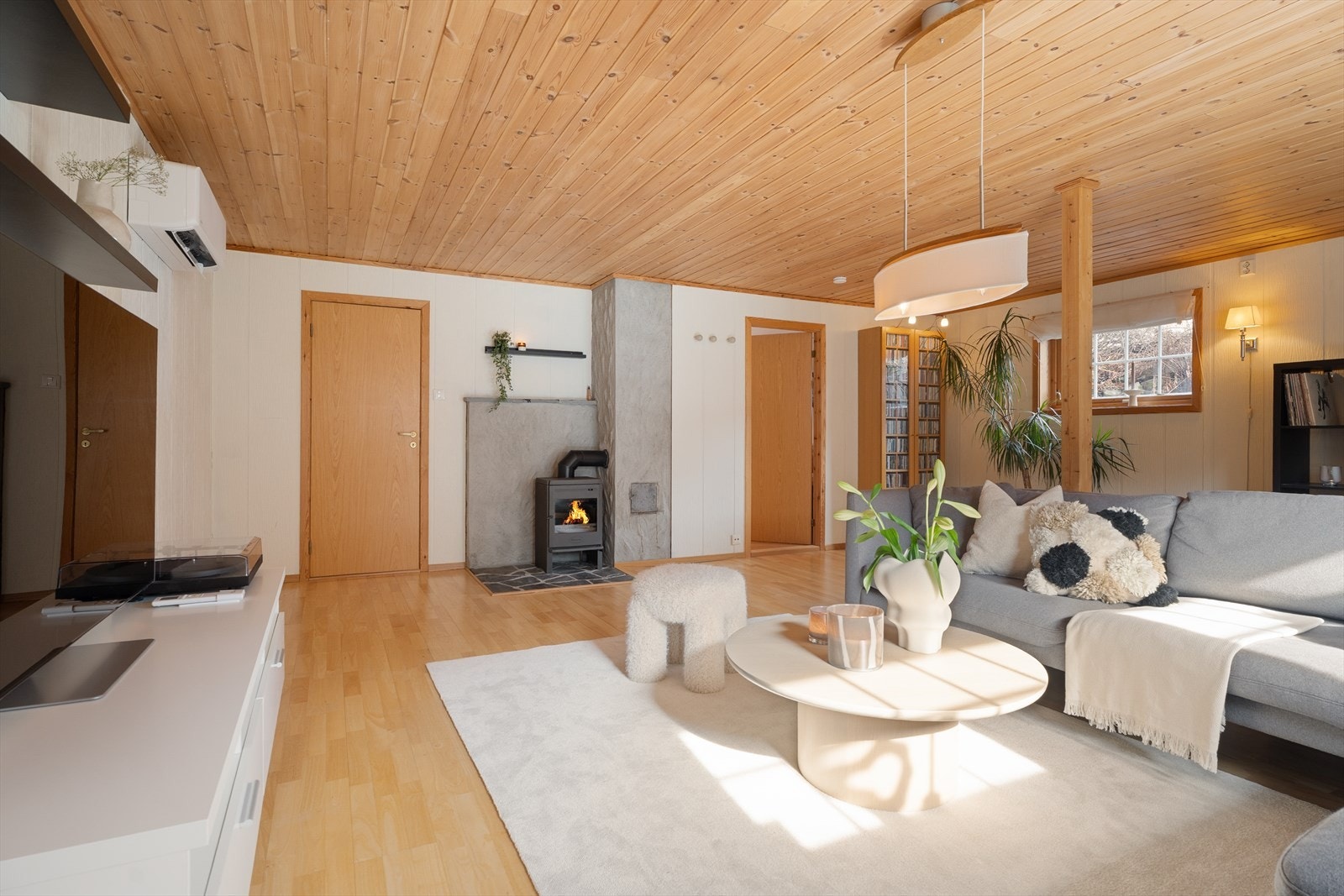 I kjellerstuen er det også montert en flott vedovn som gir herlig varme på kaldere dager Galleribilde