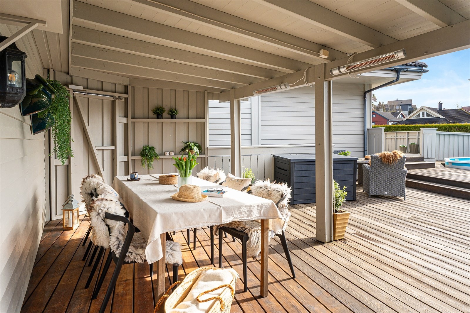 Det overbygde terrasseområdet er et hyggelig sted å trekke seg tilbake på varme dager Galleribilde