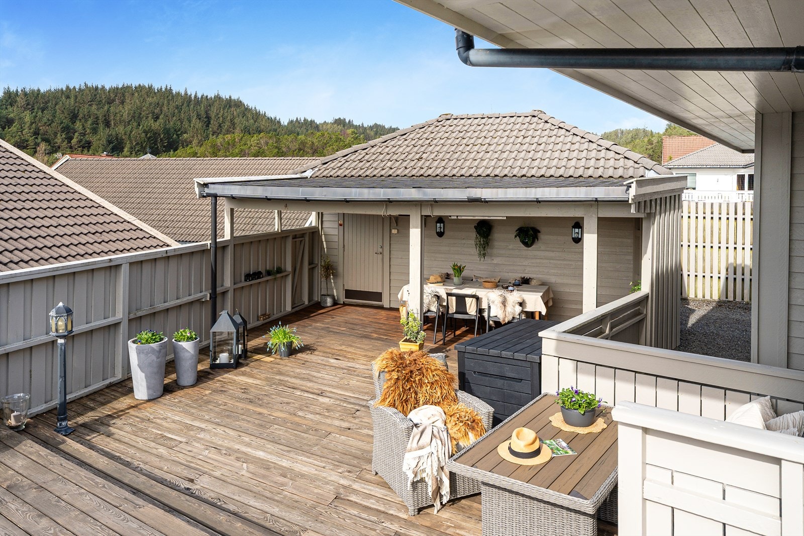 Flott, delvis overbygget terrasse som gir gode muligheter for avslapning og sosiale sammenkomster Galleribilde