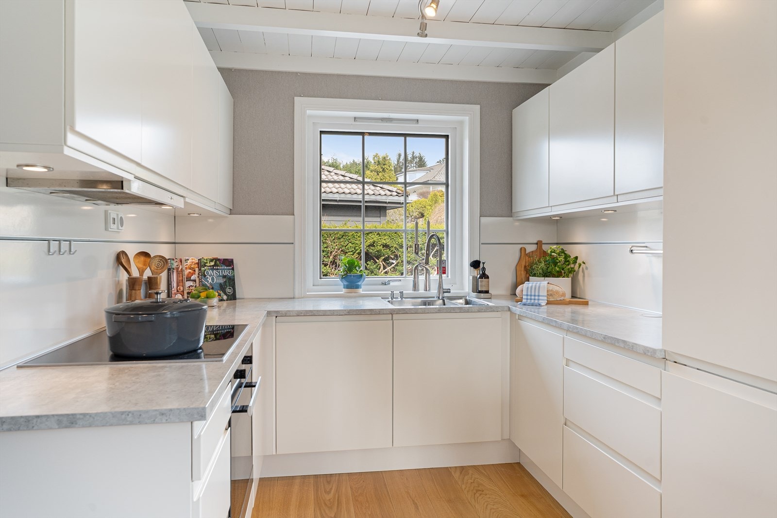 Her får du et lyst og pent HTH-kjøkken fra 2015 med masse skap- og benkeplass Galleribilde