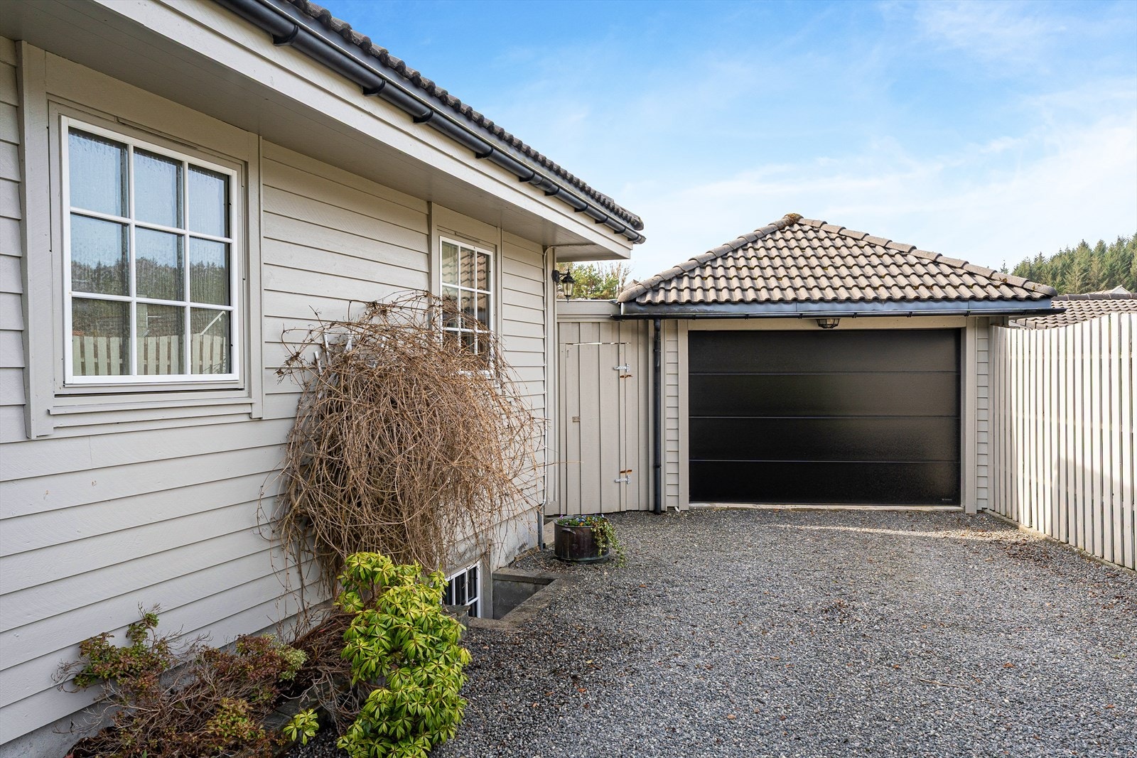 Det er også parkering i garasje med elbillader - det ble satt inn ny leddport i garasjen i 2022 Galleribilde