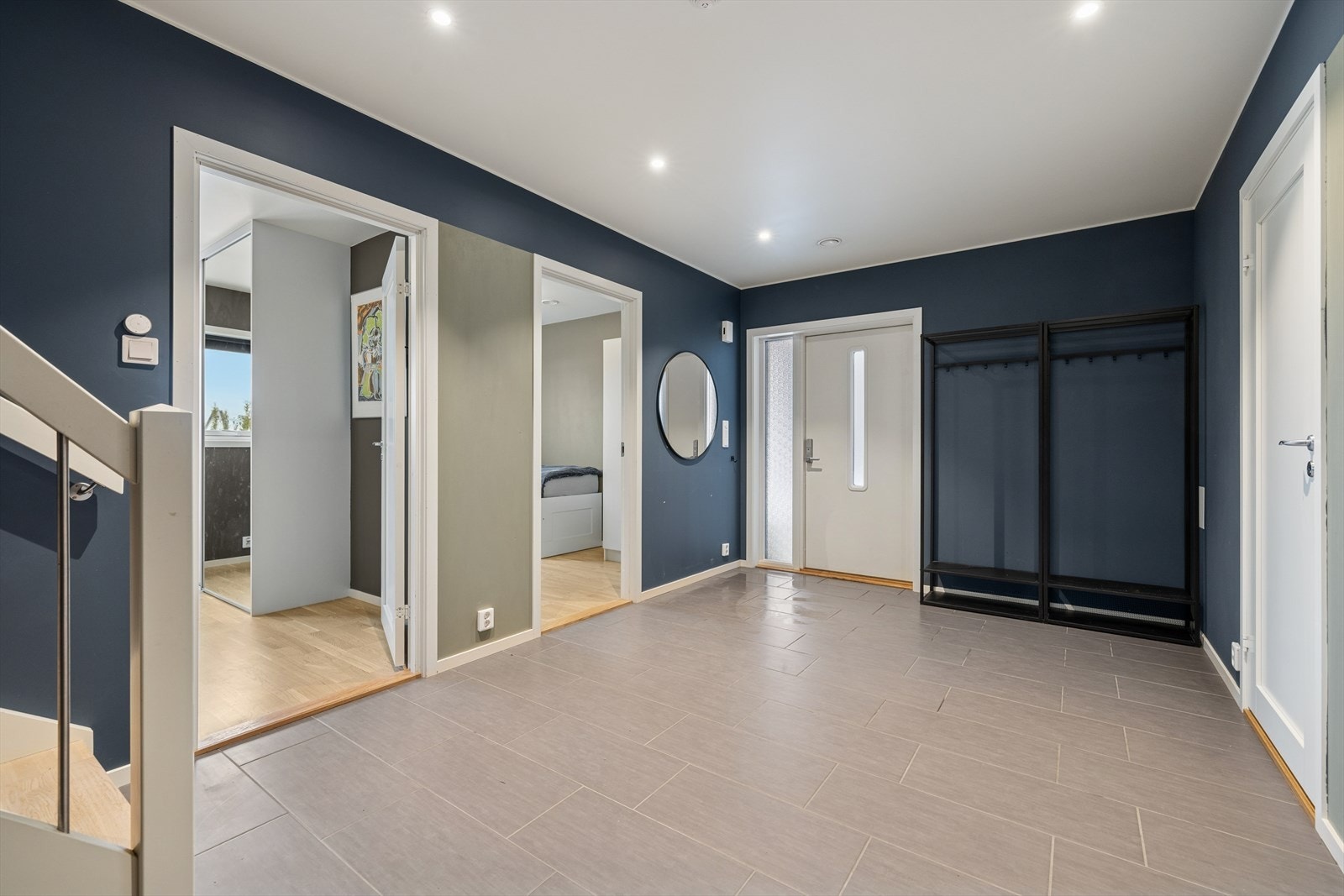 Stor entre med god plass til å henge fra seg yttertøy og plassere sko. Galleribilde