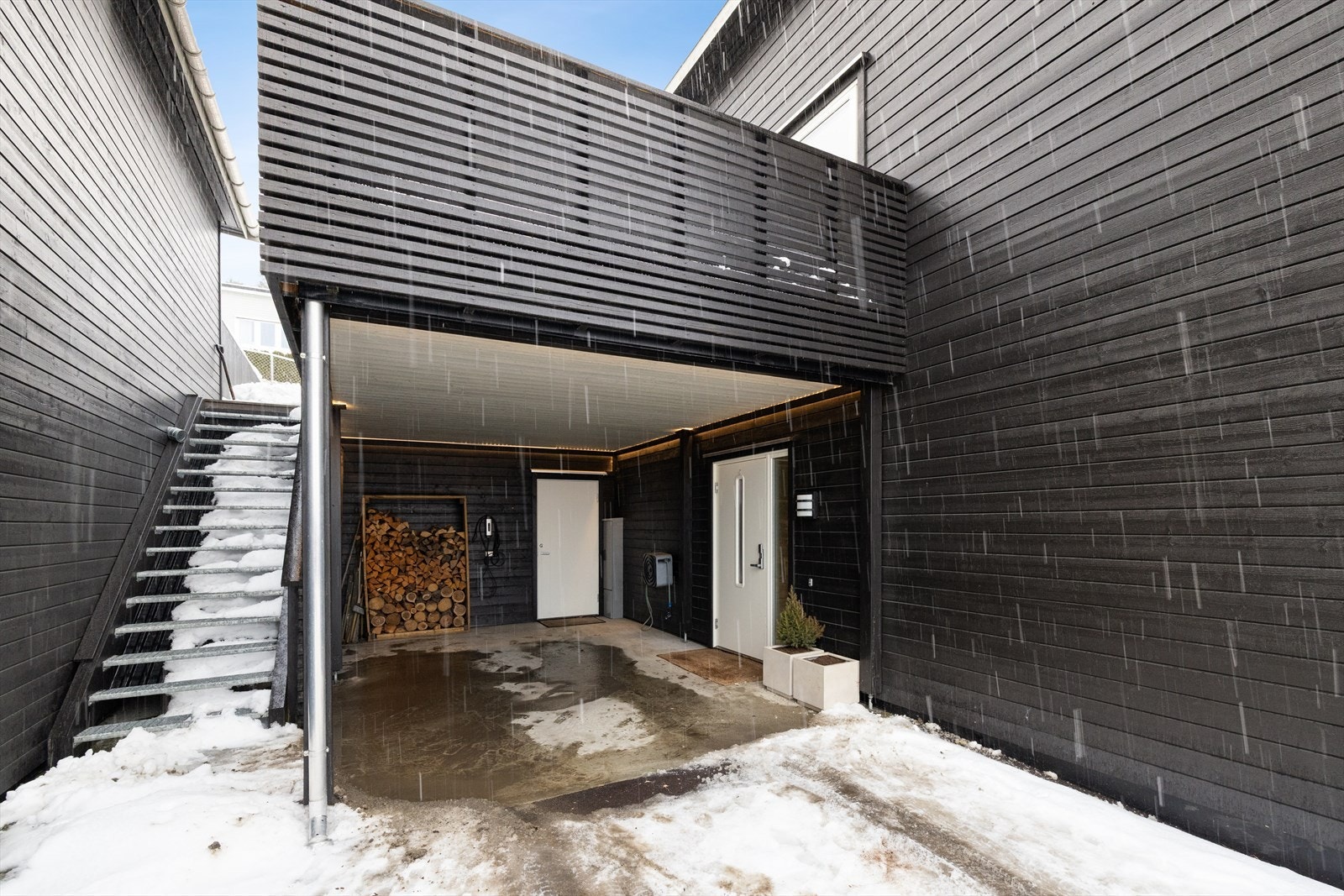 Carport med elbillader. Sportsbod på 10 kvm. Galleribilde