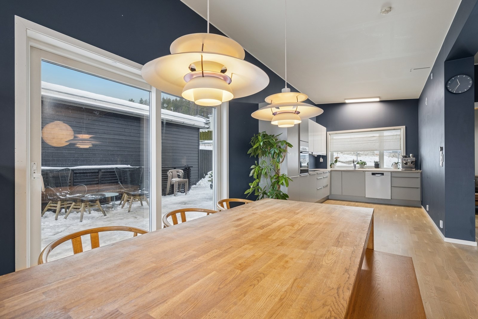 Fra stuen er det direkte adkomst til terrasse på 29 kvm. Det er trapp ned til parkeringsplassen. Galleribilde