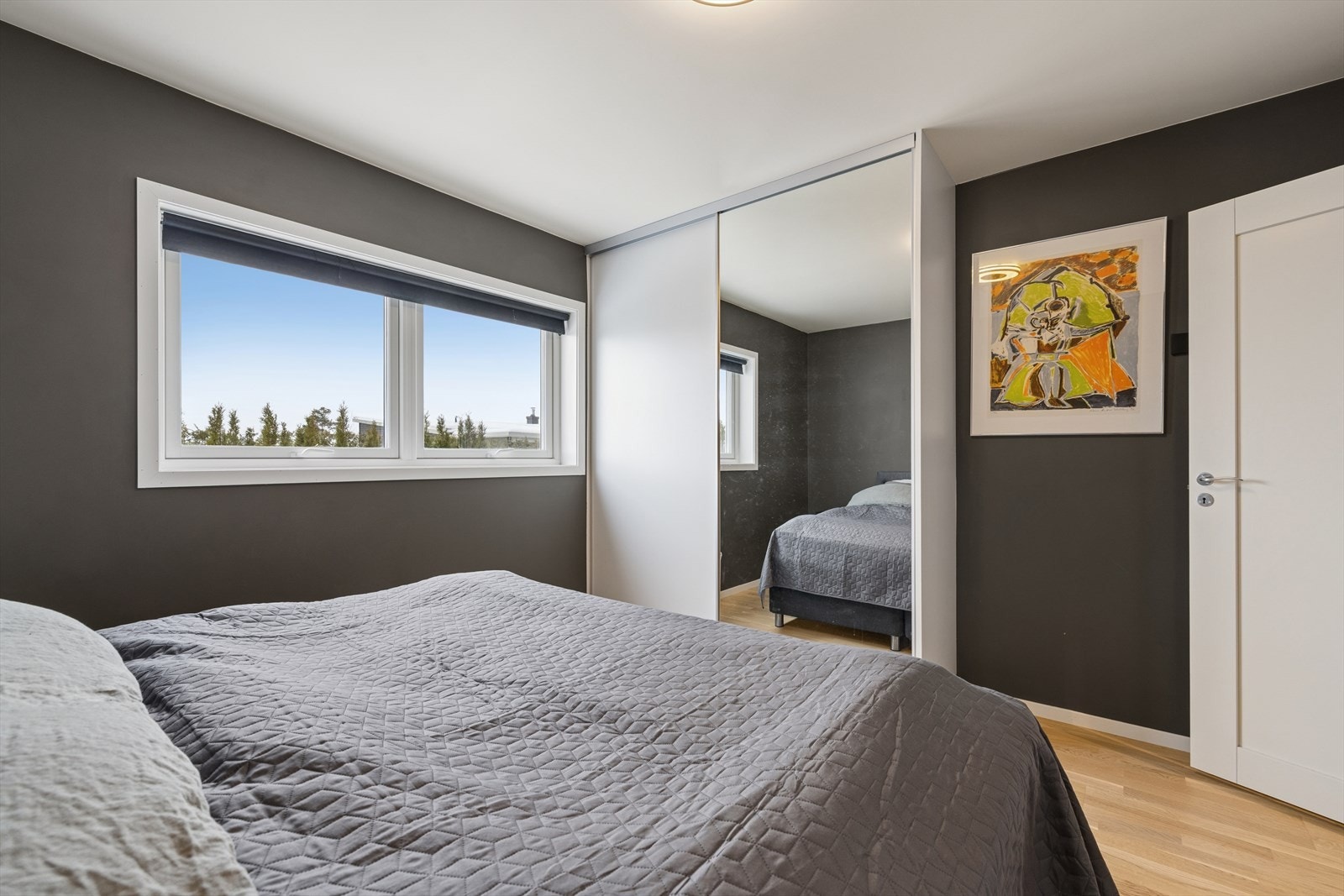 Montert garderobeskap med speilfront. Galleribilde