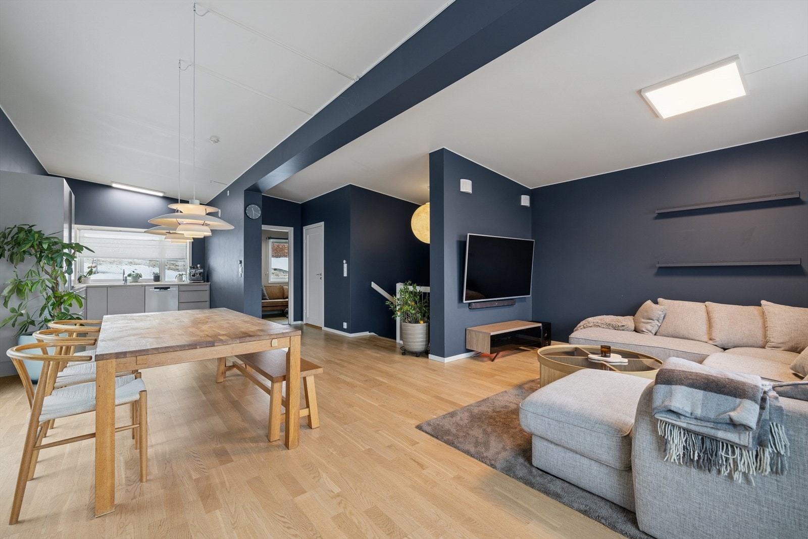 Eiendomsmegler Christine Sjødal presenterer Myrabakken 47. Nyere kjedet enebolig beliggende i et barnevennlig og attraktivt boligområde i Solbergelva Galleribilde