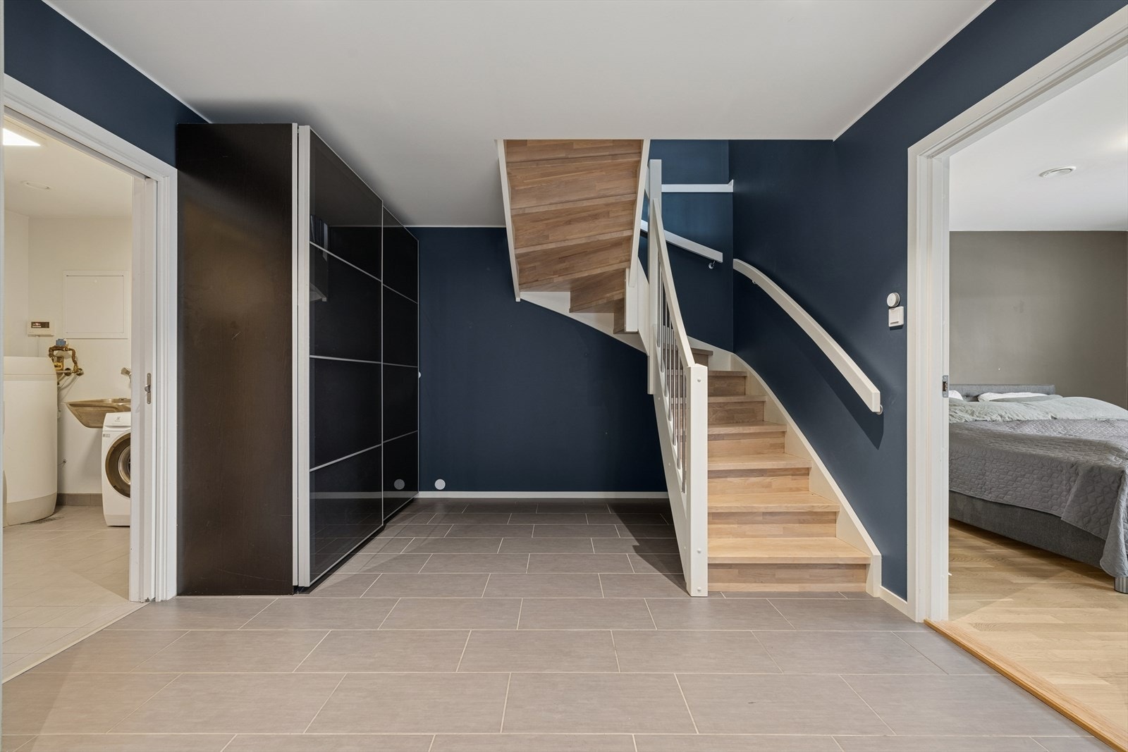 i Underetasjen er det hall m/trapp, 2 soverom, bad og vaskerom/teknisk rom. Galleribilde