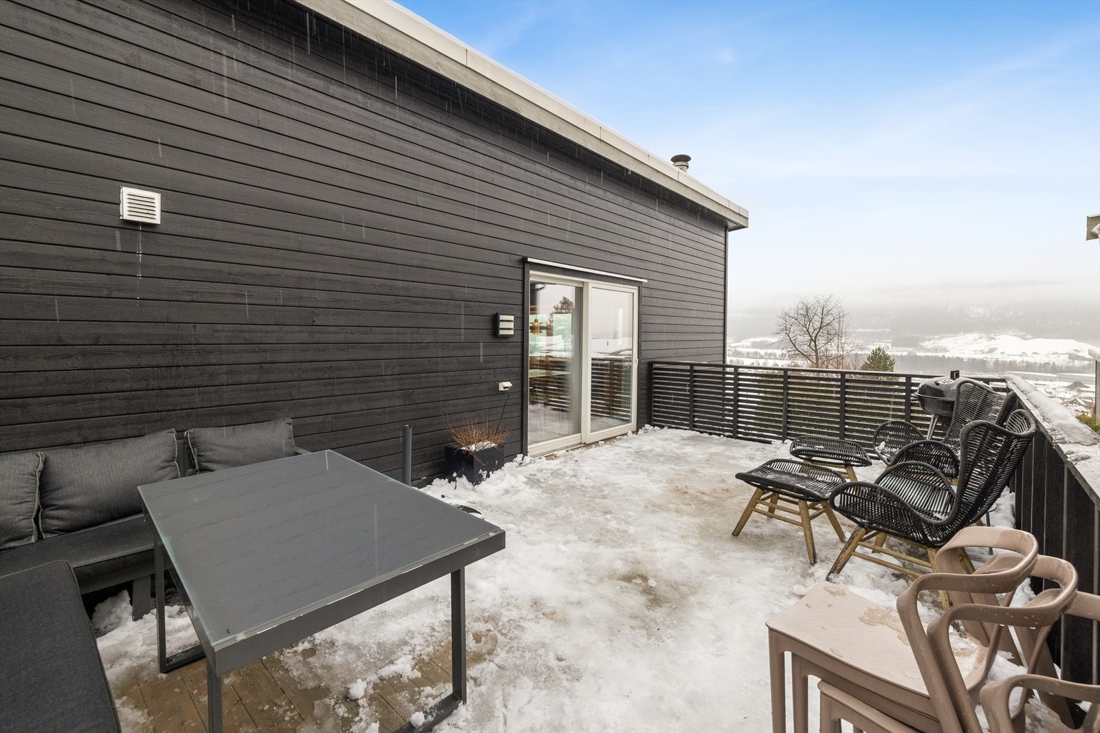 Terrasse på 26 kvm med adkomst fra stue og trapp opp fra gårdsplassen. Galleribilde