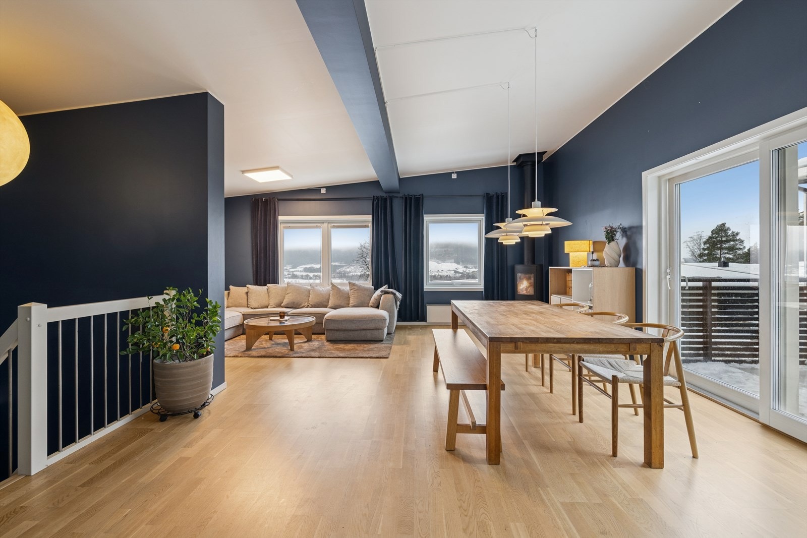 I stuen er det god plass til både spisebord og sofagruppe. Galleribilde