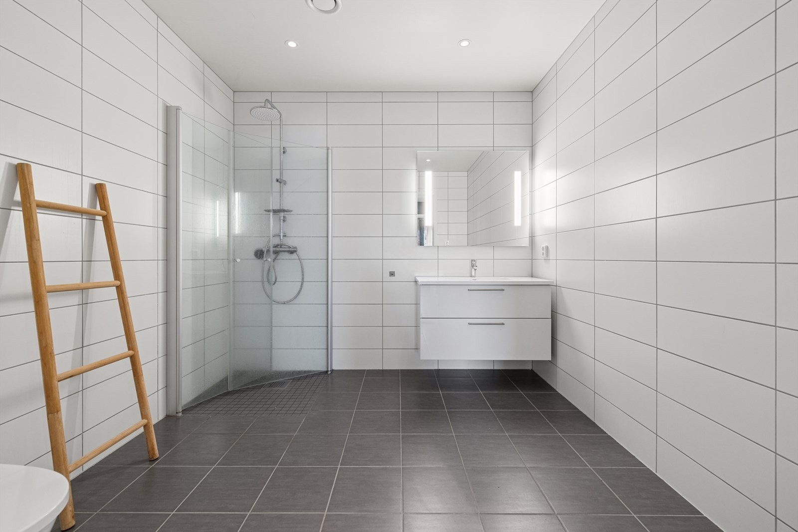 Varmekabler i gulv. Nedsenket gulv i dusj. Galleribilde