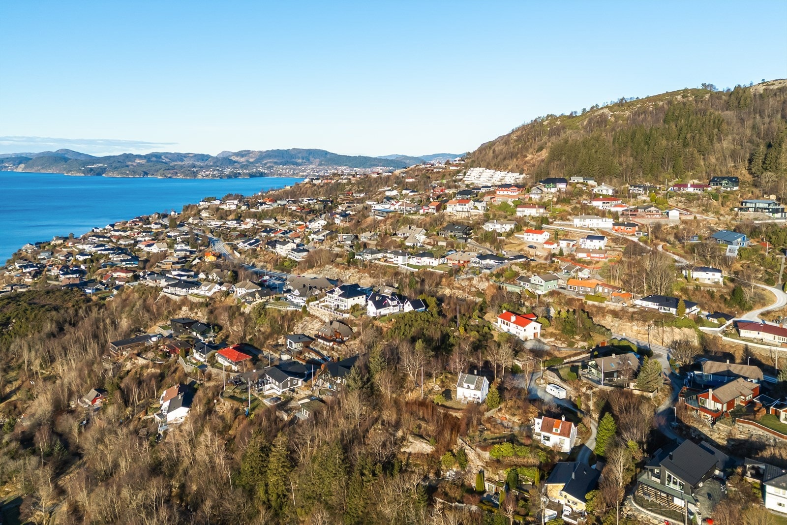 Men sin størrelse er eiendommen en av Åsanes største gjenværende boligtomter i tettbygde boligstrøk, og den må trygt kunne karakteriseres som unik Galleribilde