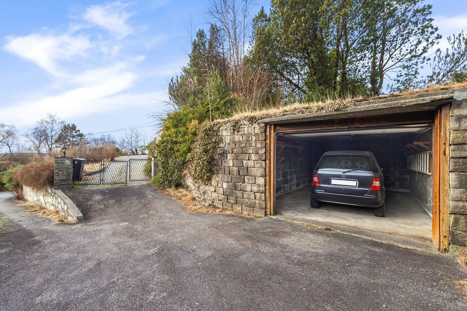 Enkelgarasje som er integrert i terreng Galleribilde