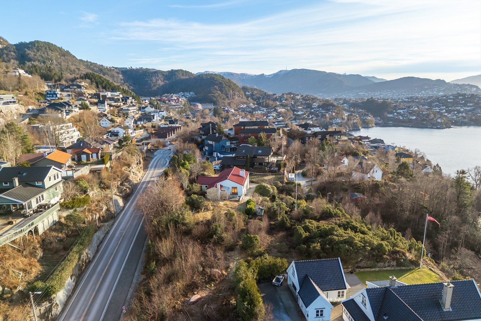 Meget attraktiv beliggenhet på Kringstølen i Morvik i Åsane i et veletablert og barnevennlig boligområde. Eiendommen ligger flott til foran bakketoppen i Morvikveien med meget gode sol- og utsiktsforhold Galleribilde