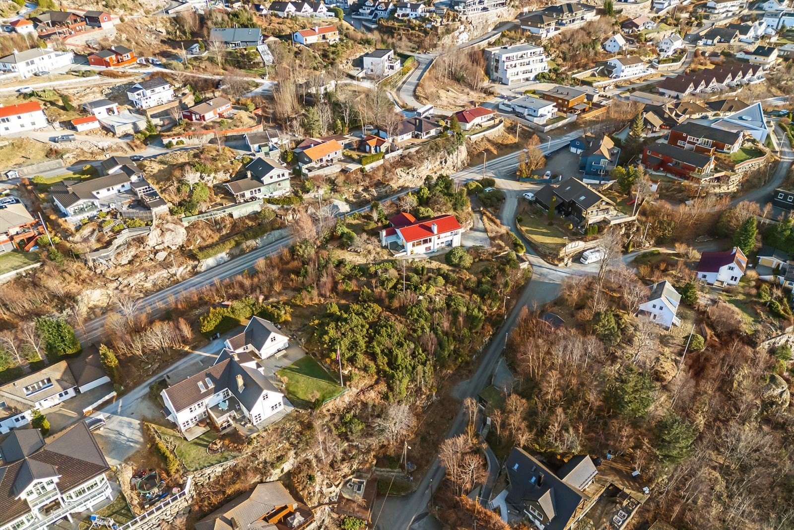 Med sin størrelse er eiendommen en av Åsanes største gjenværende boligtomter i tettbygde boligstrøk, og den må trygt kunne karakteriseres som unik Galleribilde