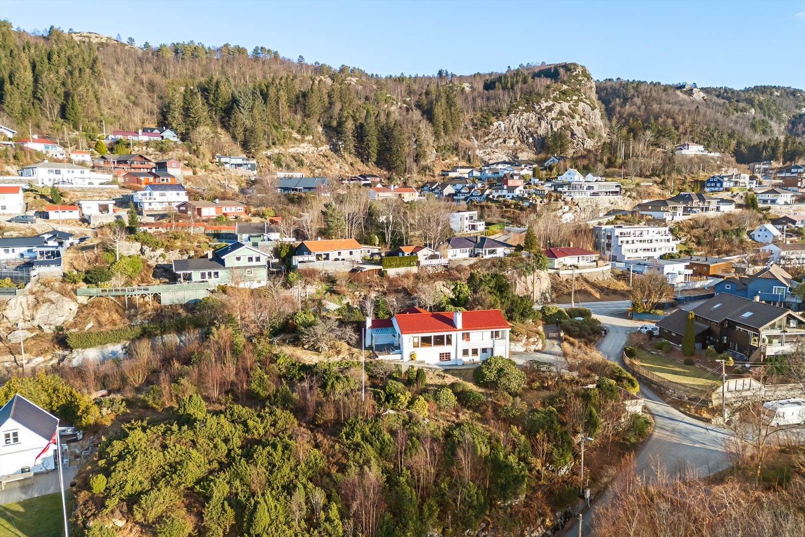 Eiendommen var av de tidligste bebygd i Morvik da området ble transformert fra gamle småbruk og spredt hyttebebyggelse til nye boligområder Galleribilde