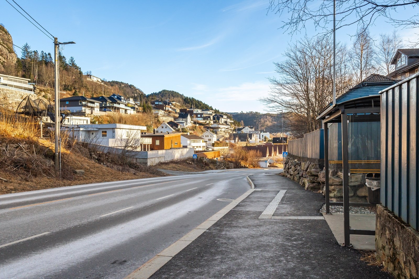 Bussholdeplass for linje 3 er rett ute i veien med hyppige avganger oppover mot Åsane Terminal/sentrum og andre veien utover mot Støbotn Galleribilde