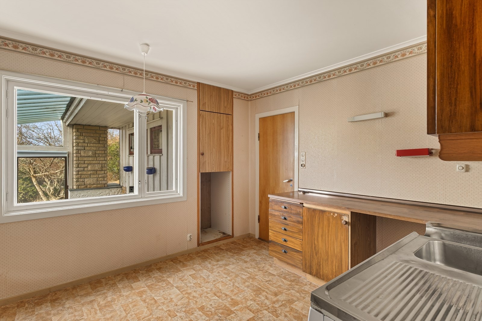 Vindu mot uteplass Galleribilde