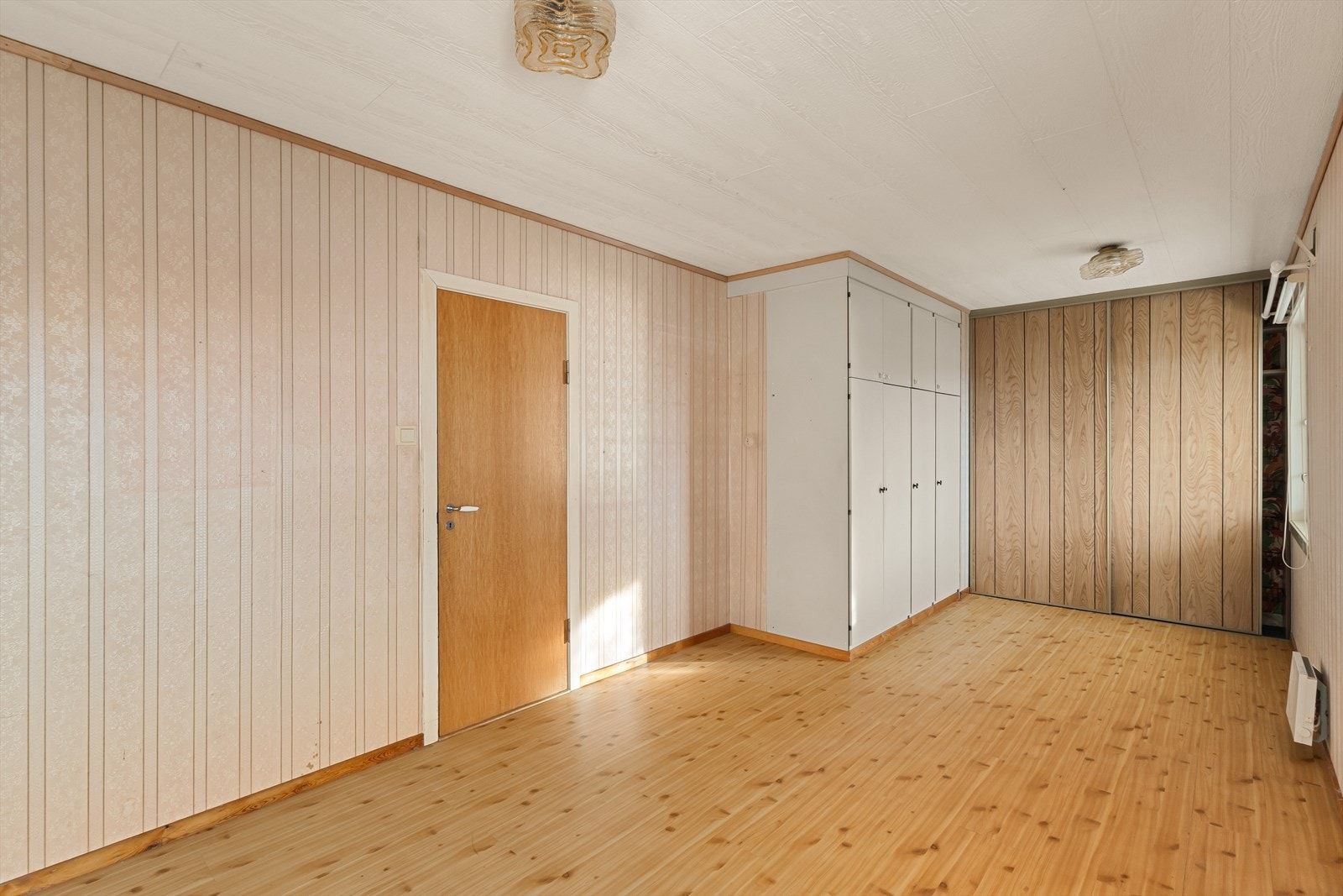 Stort hovedsoverom som er slått sammen av to mindre soverom Galleribilde