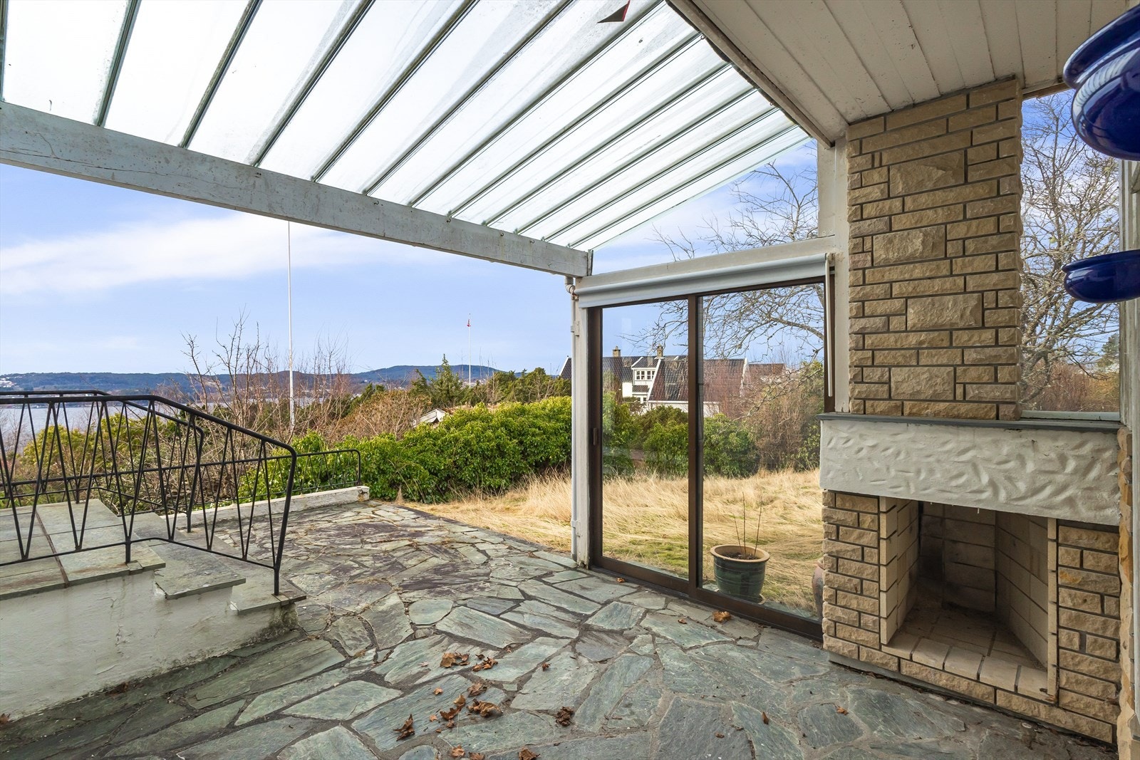 Solplatting med skifer, utepeis og takoverbygg Galleribilde