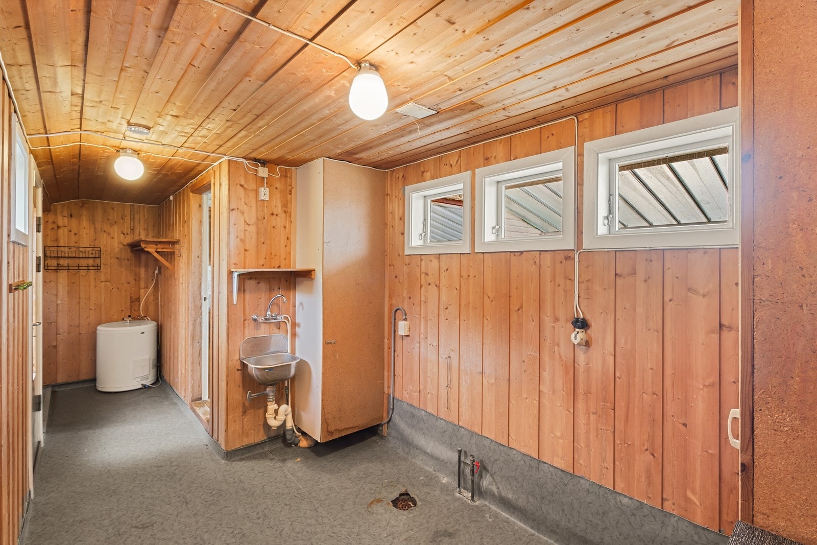 Vaskerom med dør fra hage Galleribilde