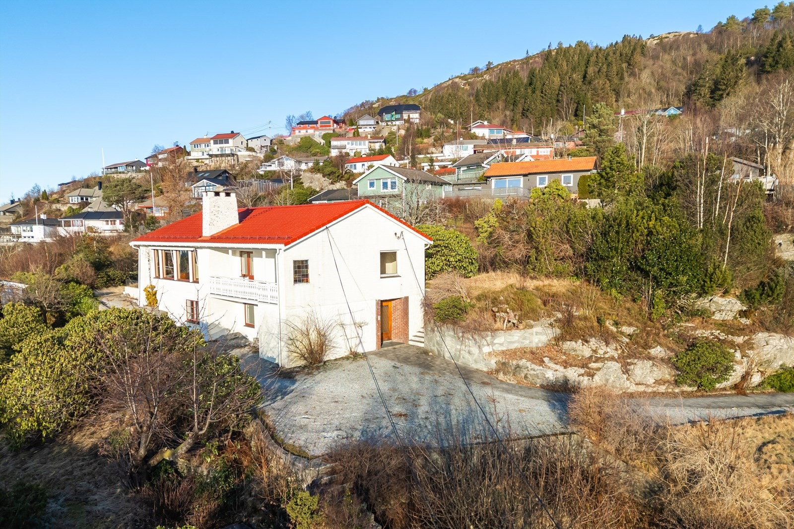Enkel adkomst med kjørevei helt frem til husveggen Galleribilde
