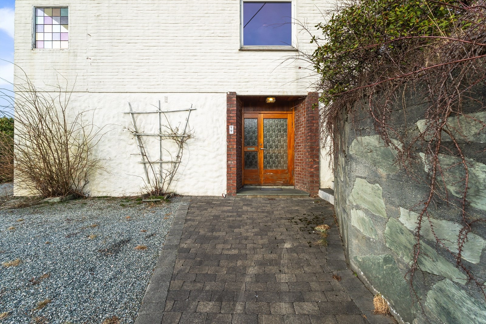 Tilkomstvei med belegningsstein opp til inngangsparti Galleribilde