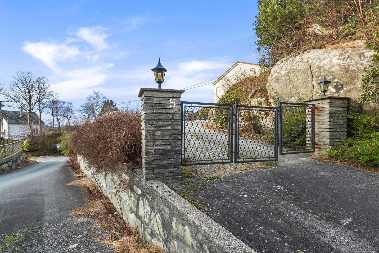 Flott og privat eiendom som ligger usjenert til på et lite platå foran Morvikveien Galleribilde