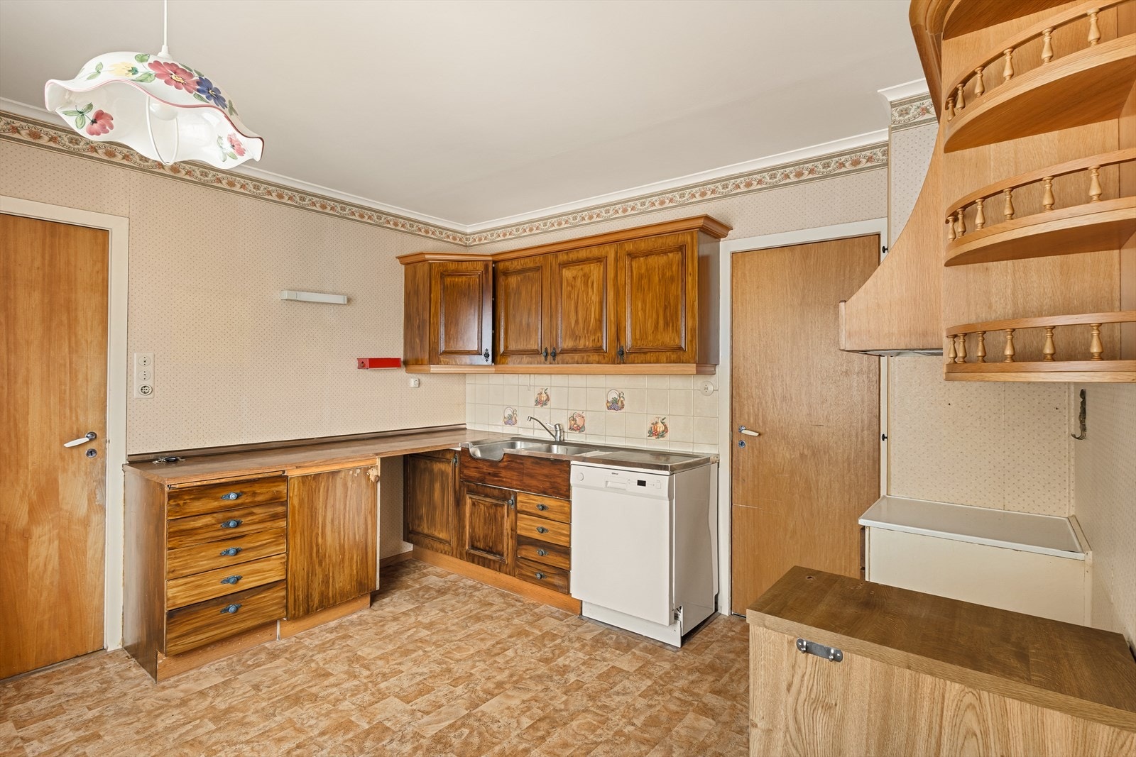 Kjøkkenet har en praktisk løsning med vaskerom i bakkant som igjen har egen inngang fra baksiden av huset Galleribilde