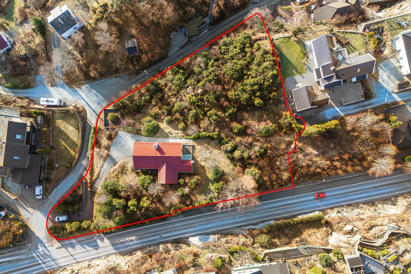 Forholdsvis flat tomt på over 4,3 mål som ligger fint plassert på et platå på fremsiden av bakketoppen i Morvikveien og med en høy skjæring i front ned i Kringstølen på sjøsiden Galleribilde