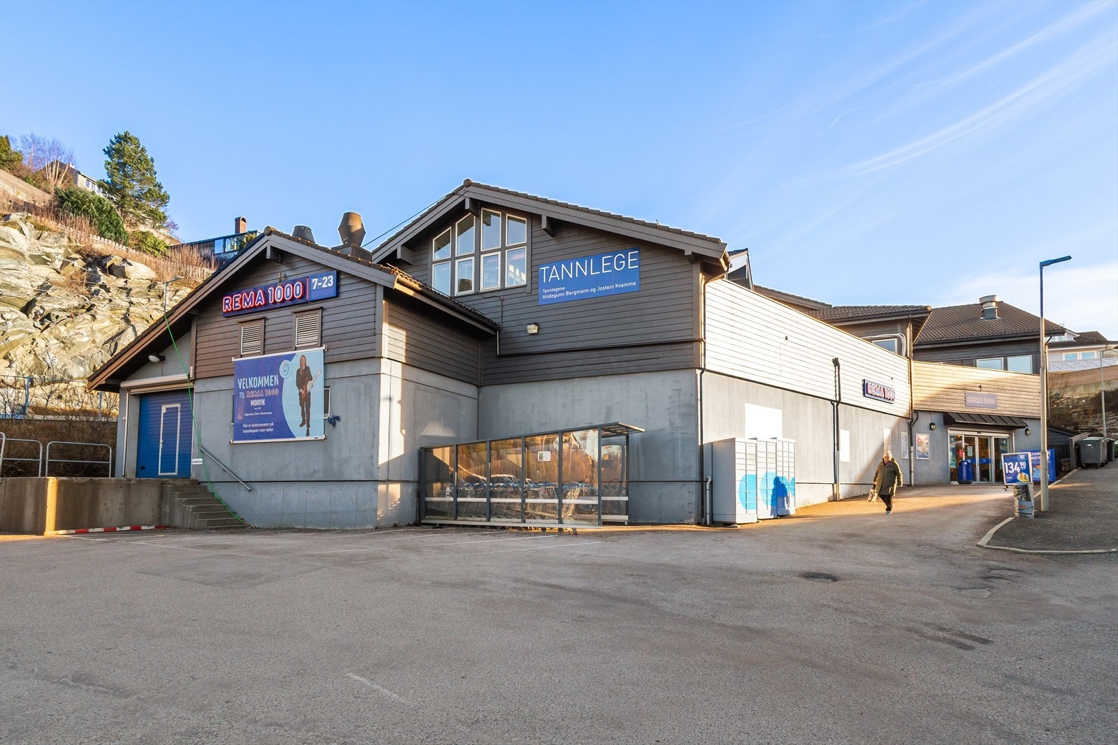 Like ved ligger Rema1000 i Slettevikvegen der det også er servicetilbud som legekontor, fotpleier, frisør, tannlege og fysioterapeut Galleribilde